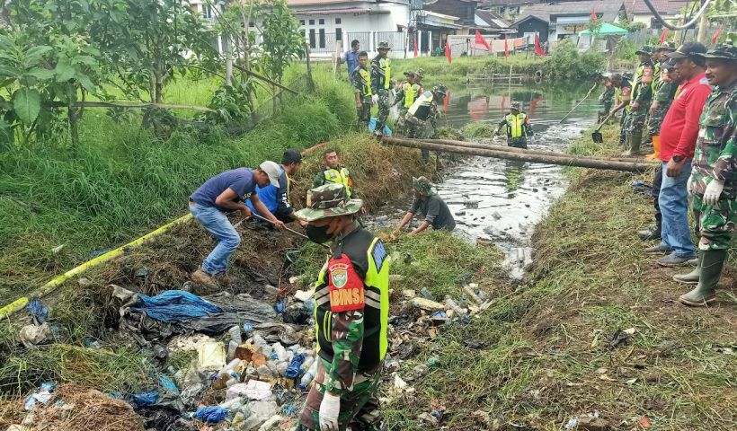 Gotong Royong membersihkan sungai.